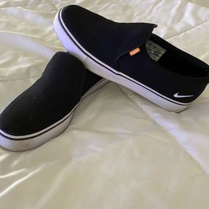 nike royale court slip on